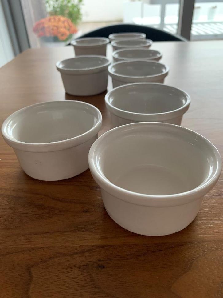 In nieuwe staat 9 vuurvaste kommetjes, Huis en Inrichting, Keuken | Servies, Nieuw, Kom(men), Effen, Porselein, Ophalen of Verzenden
