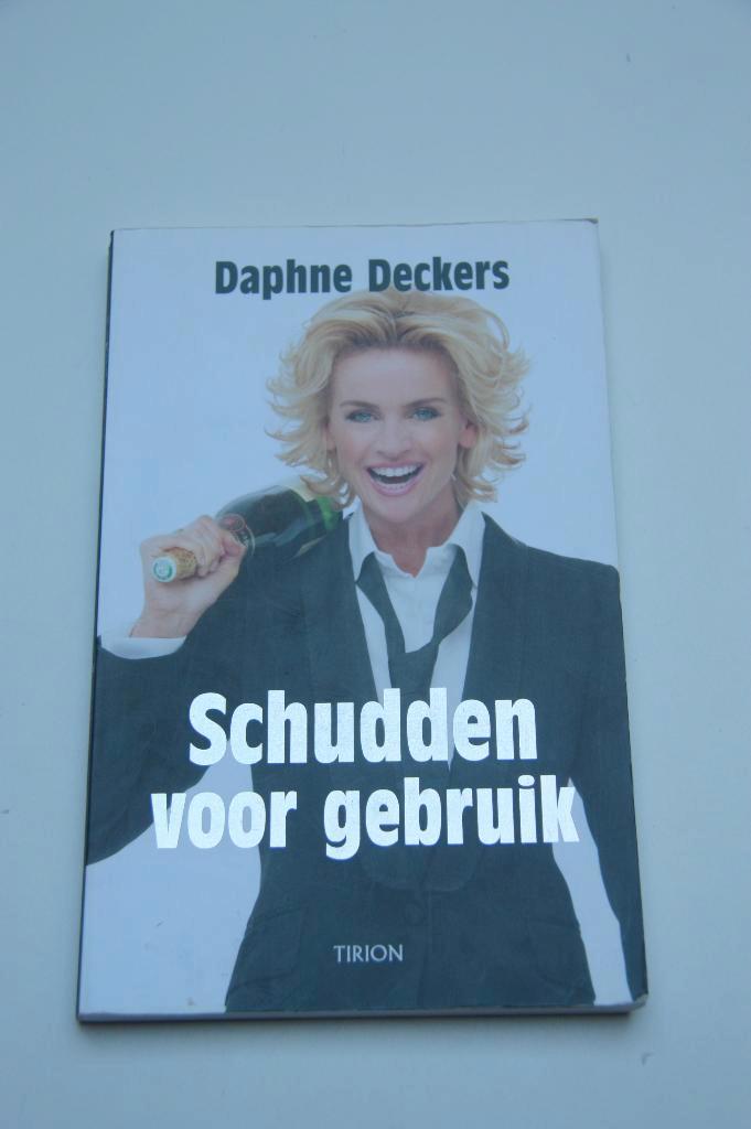 Schudden voor gebruik * daphne deckers, Boeken, Romans, Gelezen, Ophalen of Verzenden