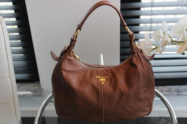 Prada Vitello Daino Hobo tas, Handtassen en Accessoires, Tassen | Damestassen, Zo goed als nieuw, Handtas, Bruin, Ophalen of Verzenden