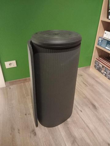 Yoga mat + instabiliteitskussen beschikbaar voor biedingen