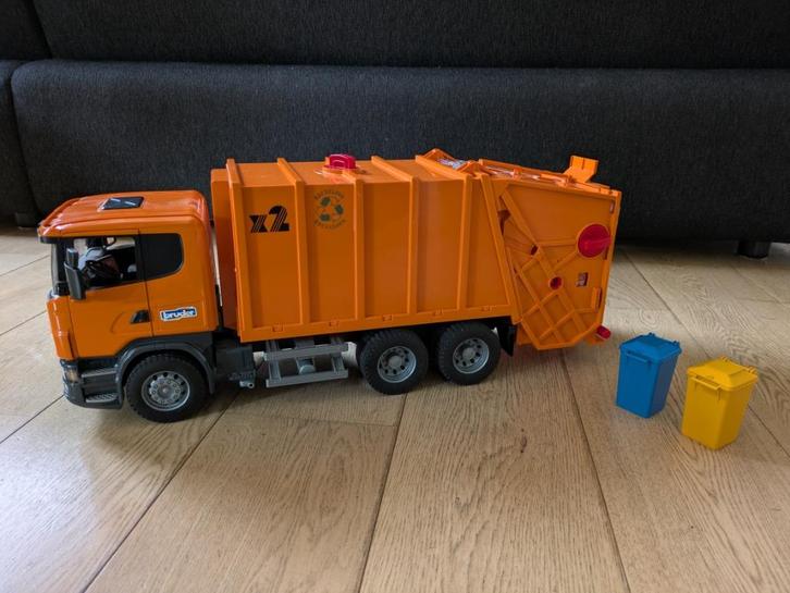 Bruder vuilniswagen Scania R-serie met 2 vuilnisbakken, Kinderen en Baby's, Speelgoed |Speelgoedvoertuigen, Ophalen of Verzenden