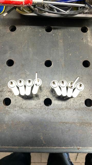 2 sets van 4 gelijksluitende cilinders CISA 30x30 beschikbaar voor biedingen