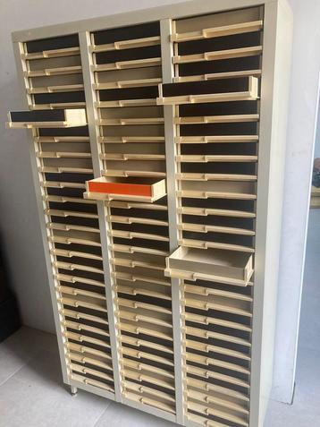 Vintage ladenkast (VAL-REX) beschikbaar voor biedingen