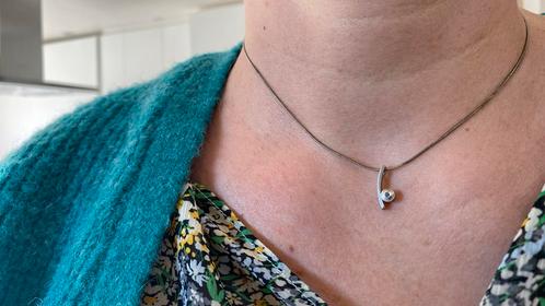 Zilverkleurige halsketting met hanger met lichtblauwe steen, Handtassen en Accessoires, Kettingen, Zo goed als nieuw, Met hanger