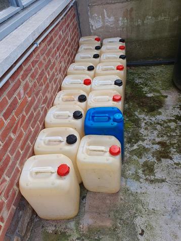 Bidons kruiken jerrycans beschikbaar voor biedingen