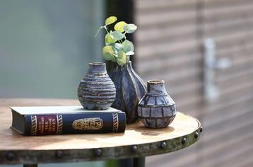 Een set van kleine glazen vaasjes beschikbaar voor biedingen