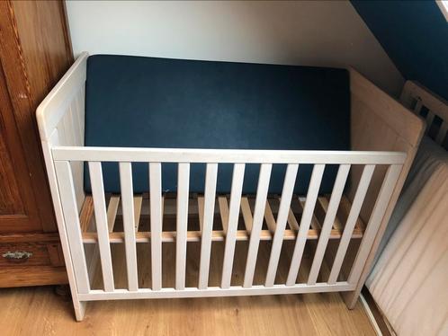 Babybed incl matras en bijpassende commode met deuren, Kinderen en Baby's, Kinderkamer | Complete kinderkamers, Gebruikt, Ophalen