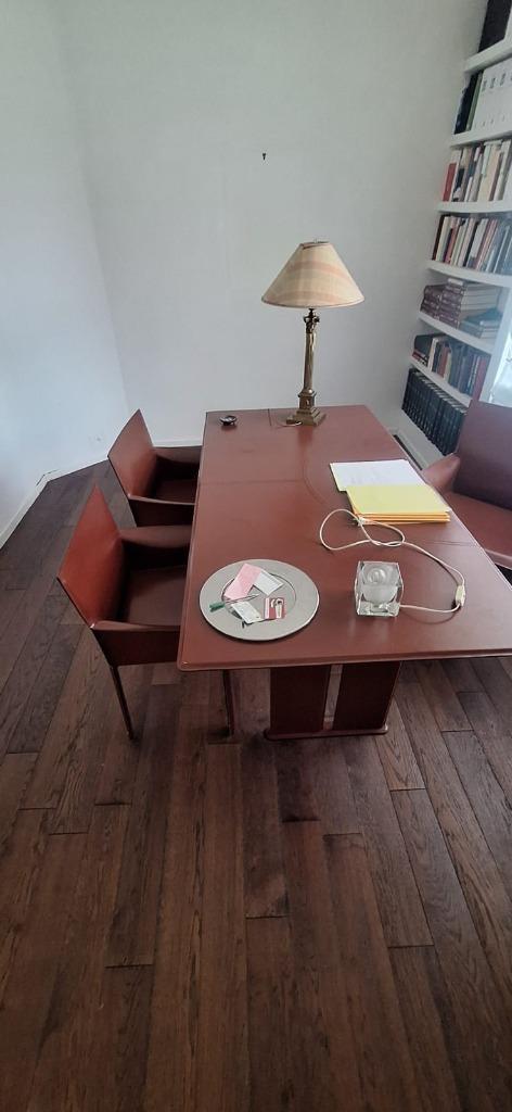 Belle table en cuir nubuck véritable « Couro of Brazil », Antiquités & Art, Antiquités | Meubles | Tables, Enlèvement