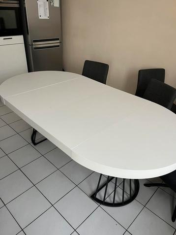 Table extensible blanche pieds noirs neuve beschikbaar voor biedingen