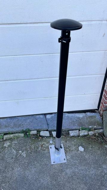 Muurvlaggenpalen van kunststof met voetplaat beschikbaar voor biedingen