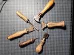 Oud schoenmakersgereedschap, Ophalen