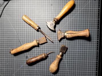 Oud schoenmakersgereedschap   beschikbaar voor biedingen
