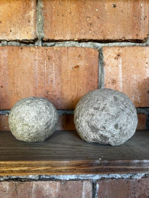 2 ronde stenen kogels, Antiek en Kunst, Curiosa en Brocante, Ophalen