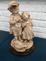 Beeldje - 2 kindjes met kip en kuiken, Ophalen of Verzenden