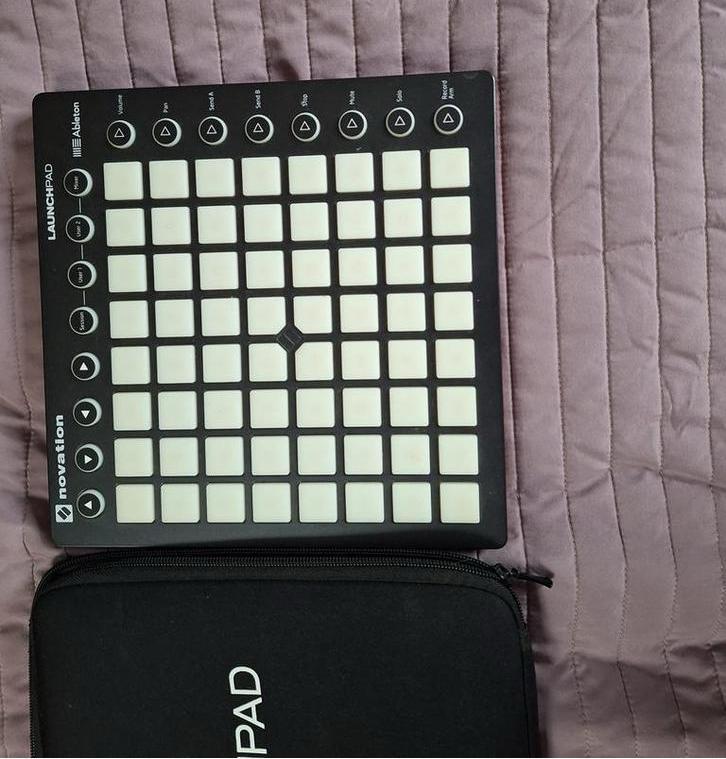 Novation Launchpad MK2 + Hoes, Muziek en Instrumenten, Midi-apparatuur, Zo goed als nieuw, Ophalen