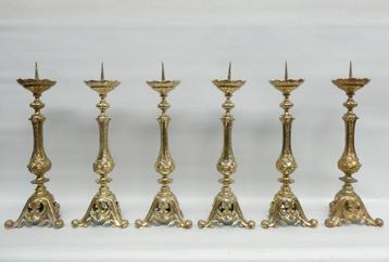 Zes zware antieke koperen altaarkandelaars beschikbaar voor biedingen