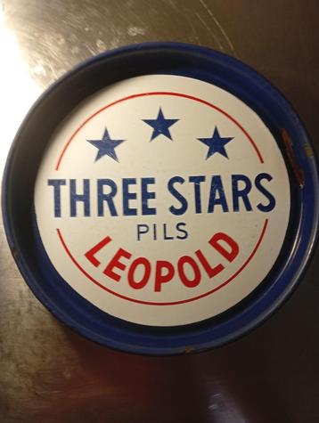 Vintage emaille dienblad van Leopold Three Stars Pils  beschikbaar voor biedingen