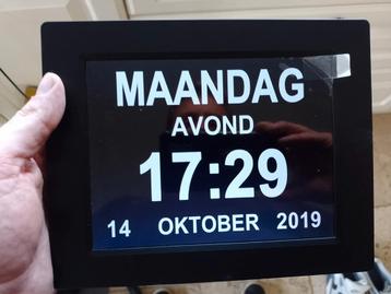 Digitale kalenderklok (ideal voor senioren!) beschikbaar voor biedingen
