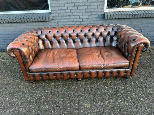 Engelse Chesterfield zetel bruin gevlamd GRATIS GELEVERD, Huis en Inrichting, Zetels | Voetbanken en poefs, Leer, Ophalen of Verzenden