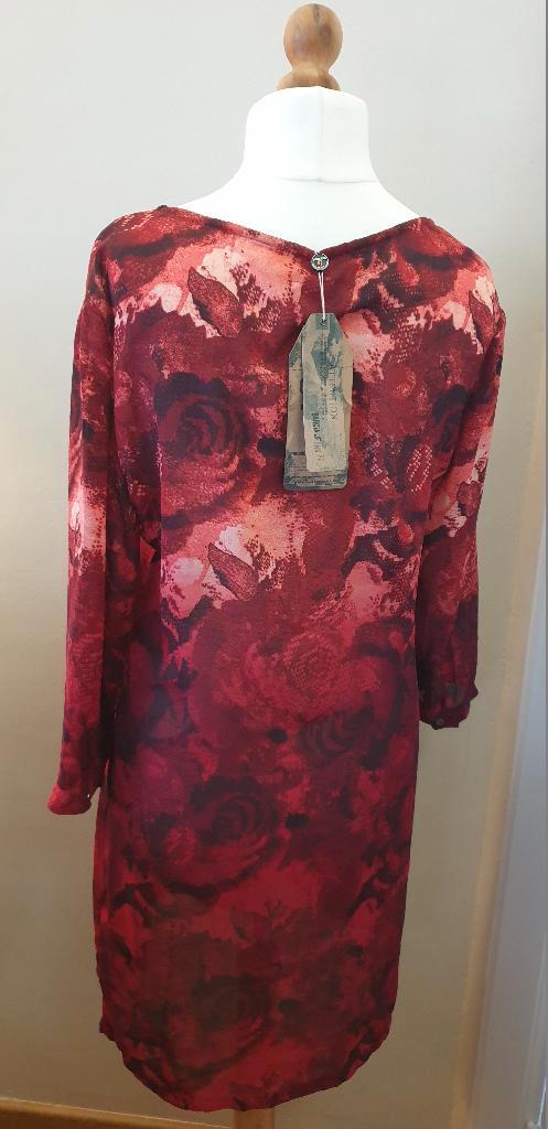 NIEUW artikel : Garcia jurk - Maat L, Kleding | Dames, Jurken, Nieuw, Maat 42/44 (L), Rood, Knielengte, Ophalen of Verzenden