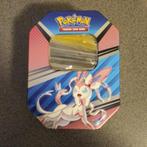 Pokémon Sylveon Tin met Sleeves, Hobby en Vrije tijd, Verzamelkaartspellen | Pokémon, Ophalen of Verzenden, Nieuw, Sleeves of Kaarthoesjes