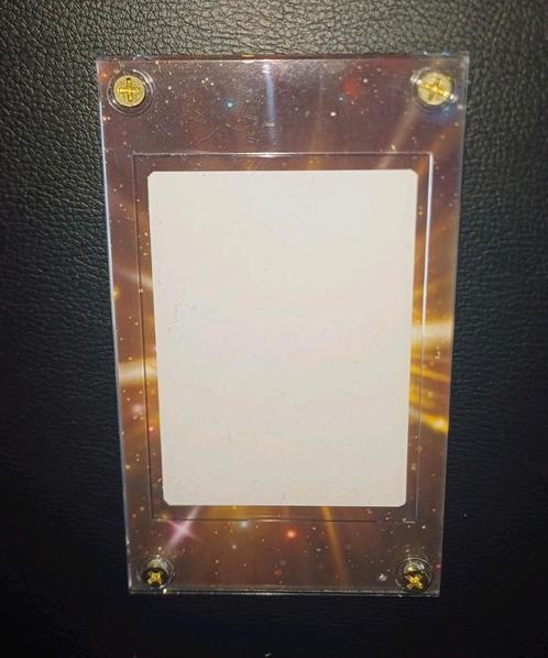 Modern Era: custommade 1-card display Shiny mew Cel025, Hobby en Vrije tijd, Verzamelkaartspellen | Pokémon, Zo goed als nieuw