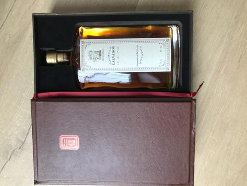 Boek alcopedia met fles calvados van 20 jaar, Verzamelen, Merken en Reclamevoorwerpen, Nieuw, Gebruiksvoorwerp, Ophalen of Verzenden