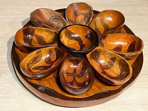 Handgesculpteerde tafel in hout uit de Dominikaanse Rep., Huis en Inrichting, Woonaccessoires | Dienbladen, Gebruikt, Hout, Rond
