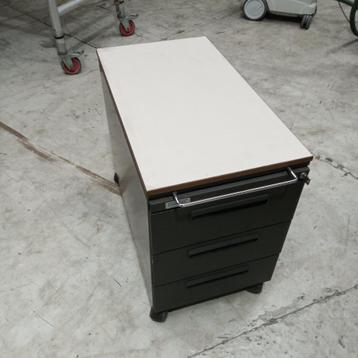 Commode et bureau en métal disponible aux enchères