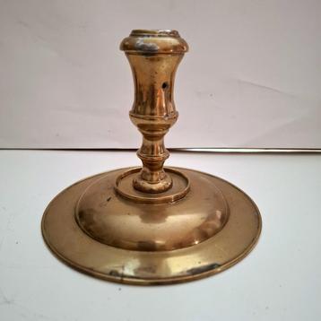 17e eeuwse bronzen Spaanse kandelaar beschikbaar voor biedingen