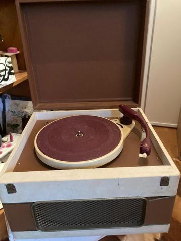 Tourne disque retro à batterie datant des années 1960 beschikbaar voor biedingen