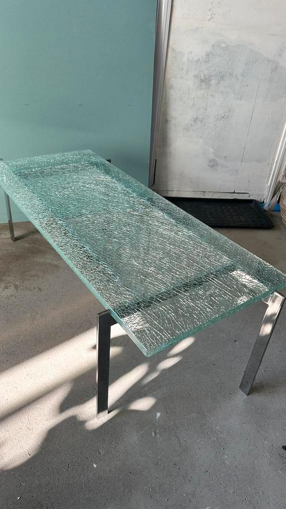 Crushed glass salontafel met verchroomd onderstel, Huis en Inrichting, Tafels | Salontafels, Gebruikt, Minder dan 50 cm, 50 tot 100 cm