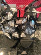 Chaussures de soirée neuve, Enlèvement