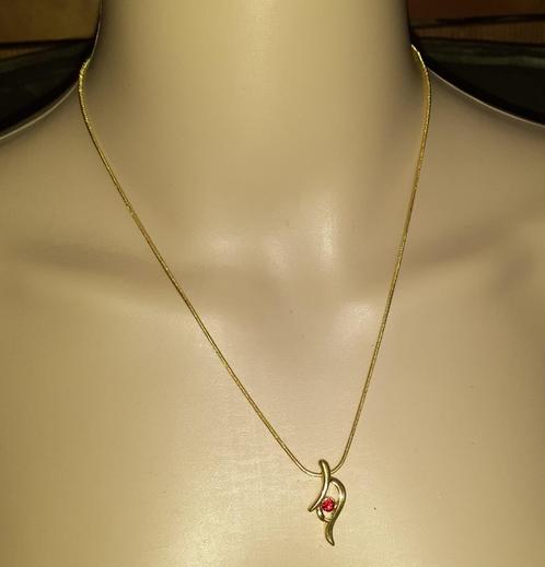 Ketting met hanger vintage goud met rood diamantje '80-90, Handtassen en Accessoires, Kettingen, Goud, Rood, Met hanger, Met kristal