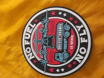 Patch 3D en PVC « NO FUEL NO FLY » 15Wing driver brun, Enlèvement ou Envoi, Neuf, Écusson, Insigne ou Logo