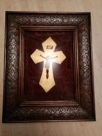 Crucifix crucifix Christi in omlijsting met bol glas., Ophalen of Verzenden, Gebruikt, Christendom | Katholiek