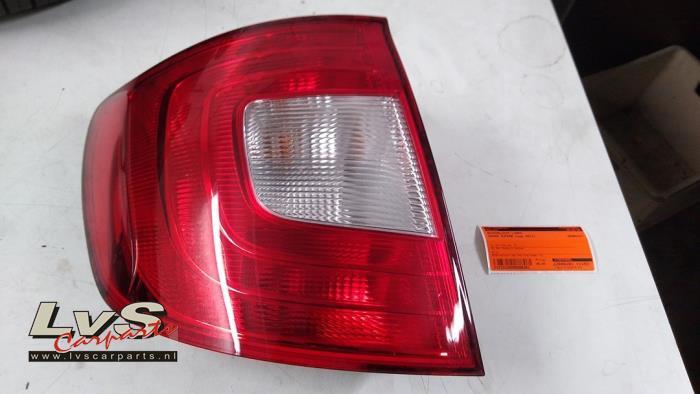 Feu arrière gauche d'un Skoda Superb, Autos : Pièces & Accessoires, -, 3 mois de garantie, Utilisé, Skoda
