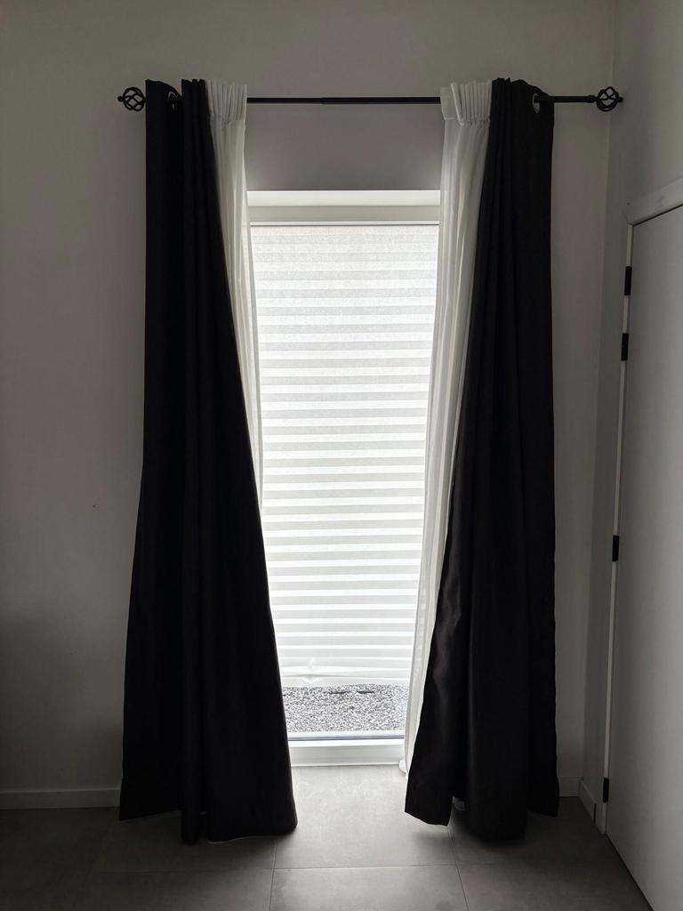 2 paar grijze gordijnen en een gordijnroede met vitrage., Ophalen, Zo goed als nieuw