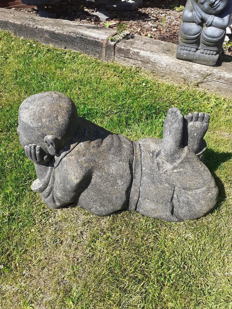 Liggende Shaolin-monnik in gepatineerde steen., Tuin en Terras, Tuinbeelden, Gebruikt, Boeddhabeeld, Overige materialen, Ophalen
