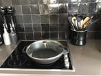 Staub zwarte wokpan met glazen deksel 30 CM, Ophalen, Gietijzer, Zo goed als nieuw, Keramische plaat