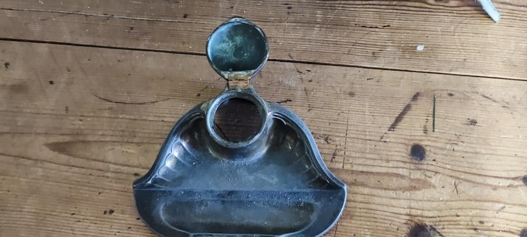 Encrier d'époque., Enlèvement