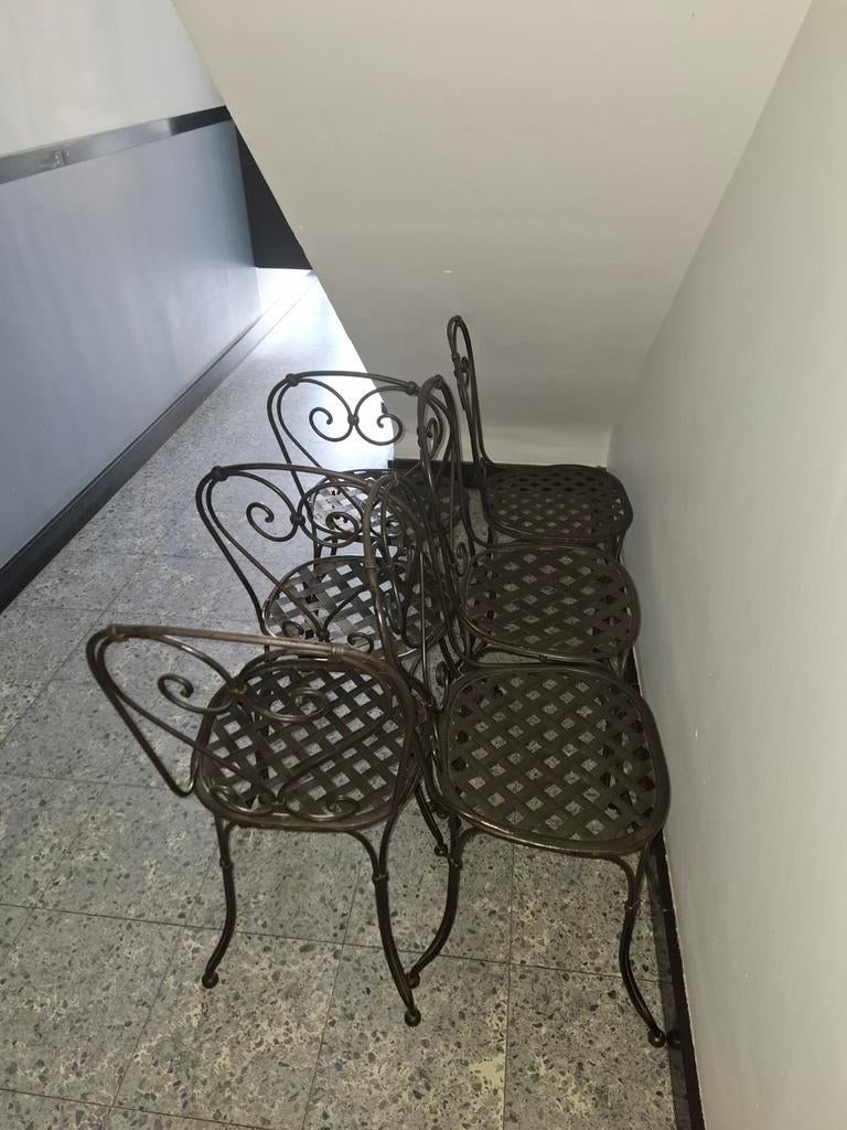 Gietijzeren stoelen, Ophalen