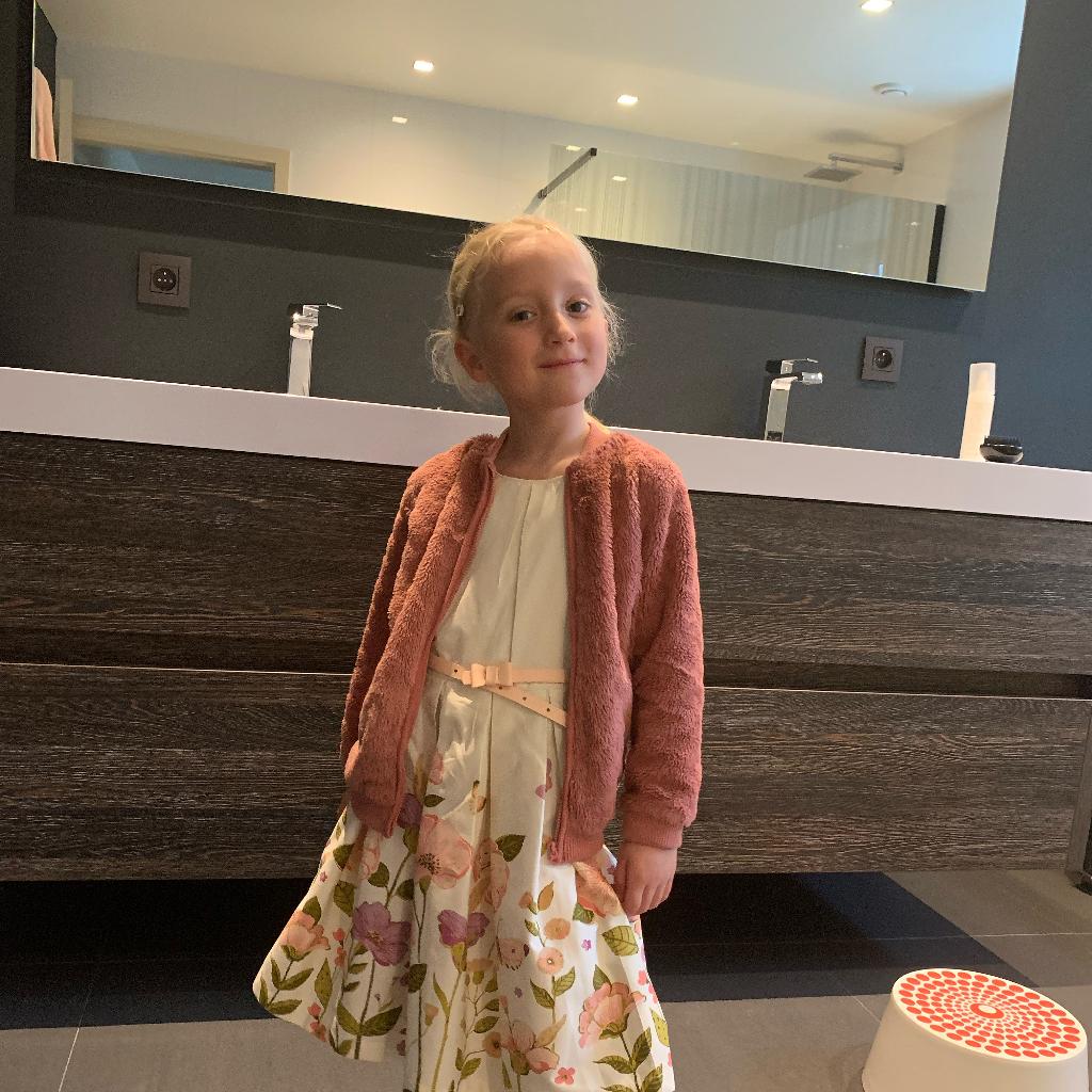 Zomers lichtbeige kleedje met riem (+eventueel rozige vest), Kinderen en Baby's, Kinderkleding | Maat 110, Ophalen, C&A, Meisje