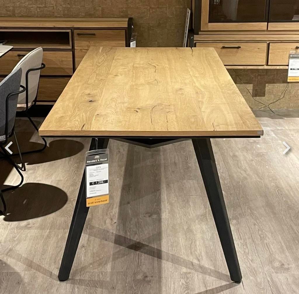 Houten tafel 140x100 (en 4 stoelen) Henders & Hazel, Huis en Inrichting, Tafels | Eettafels, Zo goed als nieuw, Vier personen
