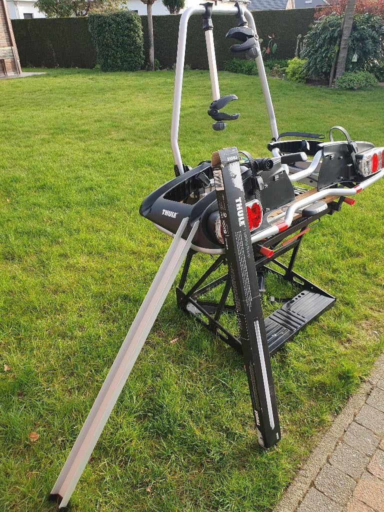 Fietsendrager Thule 915 met oprijgoot, Ophalen, Elektrische fiets, Zo goed als nieuw, 2 fietsen