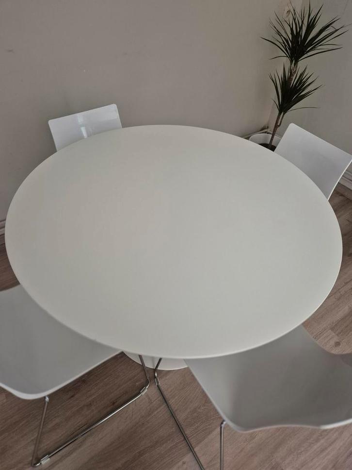 Tafel en 4 stoelen. Kan apart gekocht worden., Huis en Inrichting, Tafels | Eettafels, Ophalen