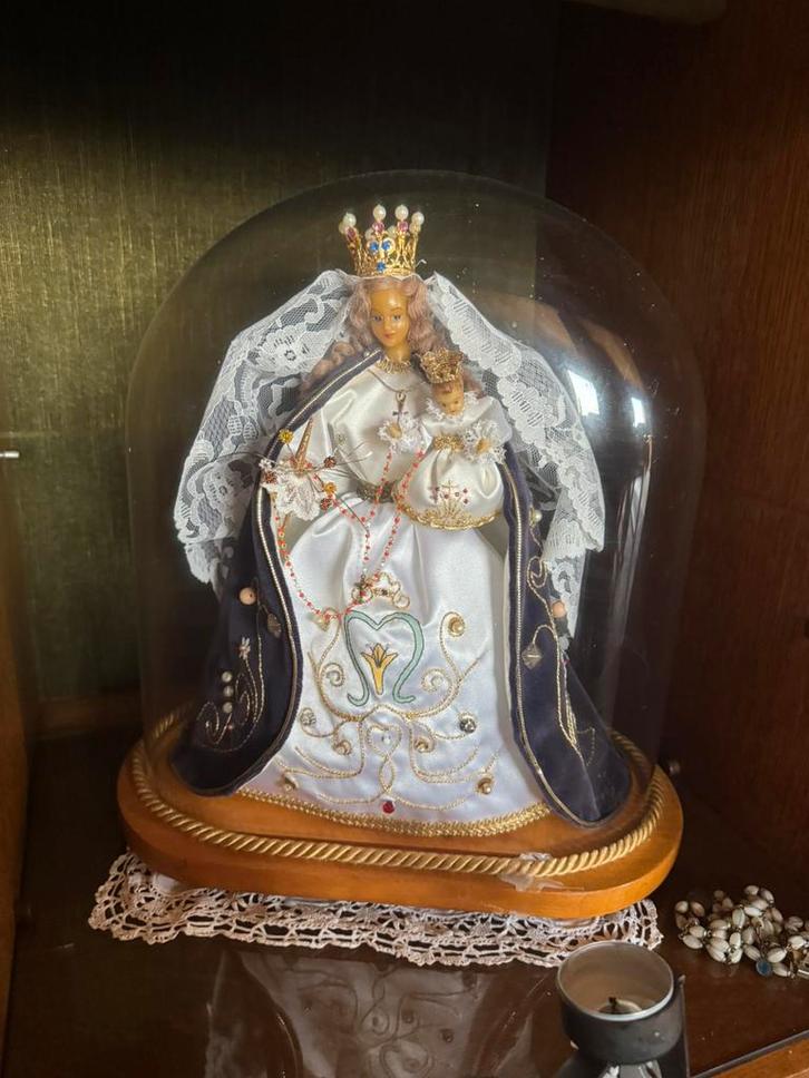 Antiek Maria beeld met kind onder glazen stolp, Antiquités & Art, Antiquités | Objets religieux, Enlèvement ou Envoi