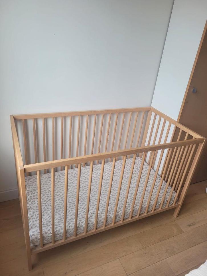 Ikea Singlar Babybed (incl. matras, beschermer, hoeslakens), Kinderen en Baby's, Kinderkamer | Bedden, Zo goed als nieuw, Minder dan 140 cm
