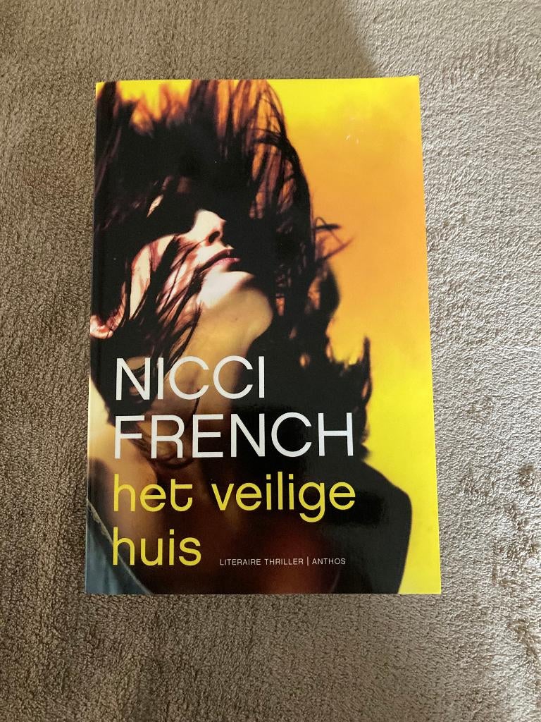 Boek : Het veilige huis. Nicci French, 2012, 380 blz, Ophalen of Verzenden, Zo goed als nieuw, Nicci French