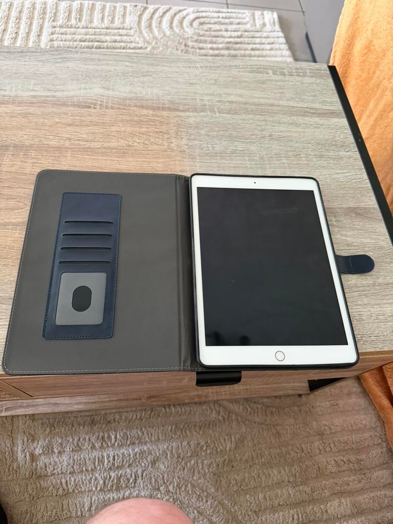 Ipad 8e 2020, Computers en Software, Apple iPads, Ophalen, Zo goed als nieuw, Goud